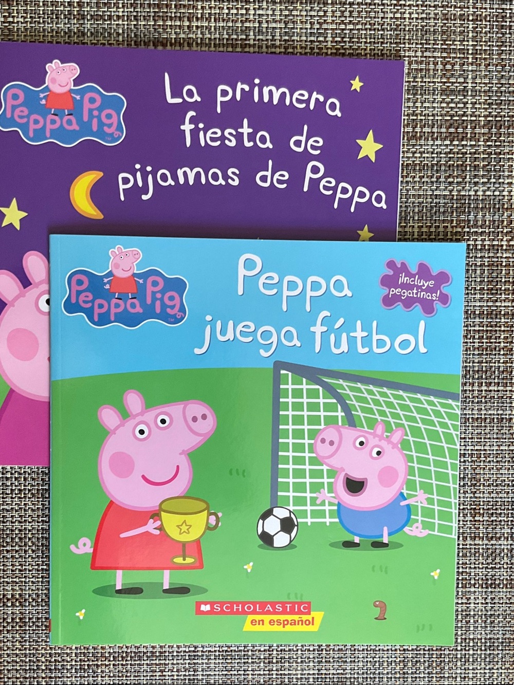 2 Peppa pig books in Spanish, NWT